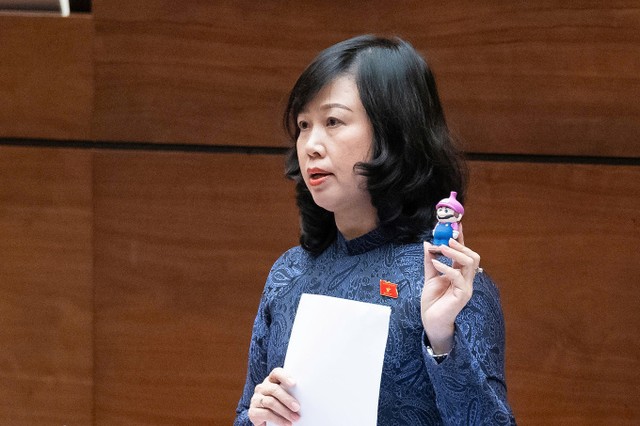 Bộ trưởng Bộ Y tế Đào Hồng Lan khẳng định cấm thuốc lá mới, do đó không ủng hộ quan điểm thu thuế tiêu thụ đặc biệt đối với mặt hàng này. Bộ trưởng Bộ Y tế Đào Hồng Lan khẳng định cấm thuốc lá mới, do đó không ủng hộ quan điểm thu thuế tiêu thụ đặc biệt đối với mặt hàng này.