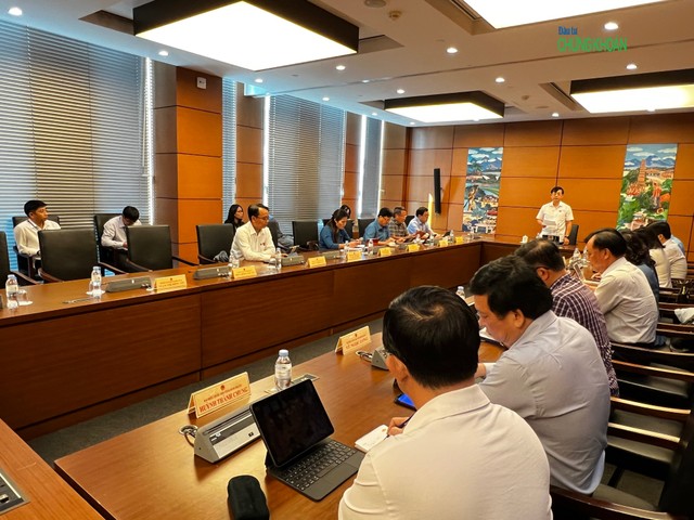 Họp tổ bàn về dự thảo Nghị quyết thí điểm mở rộng đất ở sáng 13/11 tại Tổ 15 Họp tổ bàn về dự thảo Nghị quyết thí điểm mở rộng đất ở sáng 13/11 tại Tổ 15