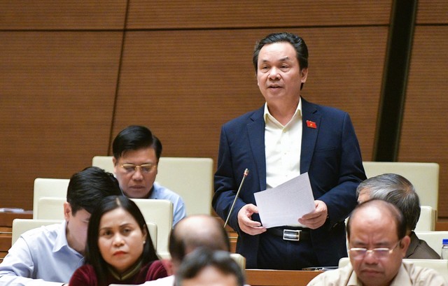 Đại biểu Hoàng Văn Cường phát biểu tại hội trường chiều 20/11 Đại biểu Hoàng Văn Cường phát biểu tại hội trường chiều 20/11