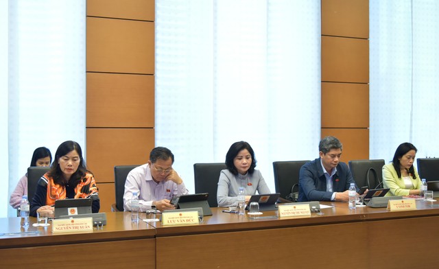 Các đại biểu tại phiên thảo luận Tổ 13 sáng 22/11 Các đại biểu tại phiên thảo luận Tổ 13 sáng 22/11