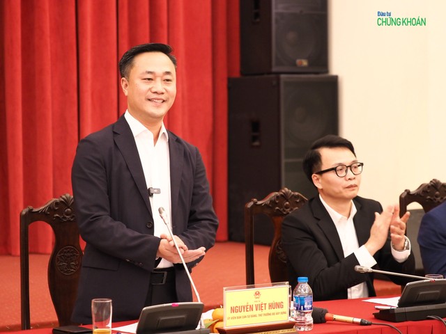 Thứ trưởng Bộ Xây dựng Nguyễn Việt Hùng thông tin tại buổi họp báo