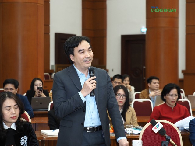 Ông Phạm Văn Bình, Phó Cục trưởng Cục Quản lý giá, Bộ Tài chính trả lời báo chí tại buổi Họp báo quý IV/2024 chiều 7/1 (Ảnh: M.M) Ông Phạm Văn Bình, Phó Cục trưởng Cục Quản lý giá, Bộ Tài chính trả lời báo chí tại buổi Họp báo quý IV/2024 chiều 7/1 (Ảnh: M.M)