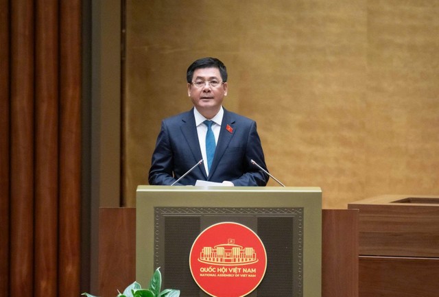 Bộ trưởng Bộ Công thương Nguyễn Hồng Diên trình bày Tờ trình