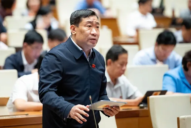 Đại biểu Thạch Phước Bình phát biểu tại hội trường chiều 12/11