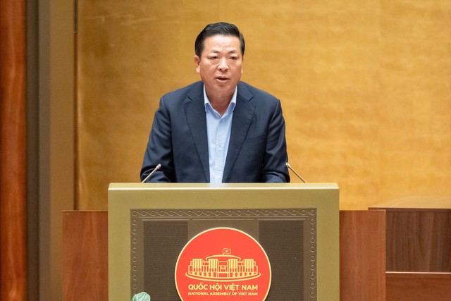 Bộ trưởng Bộ Xây dựng Trần Hồng Minh trình bày báo cáo tiếp thu, giải trình, chỉnh lý Luật Hàng không dân dụng (sửa đổi) chiều 10/12