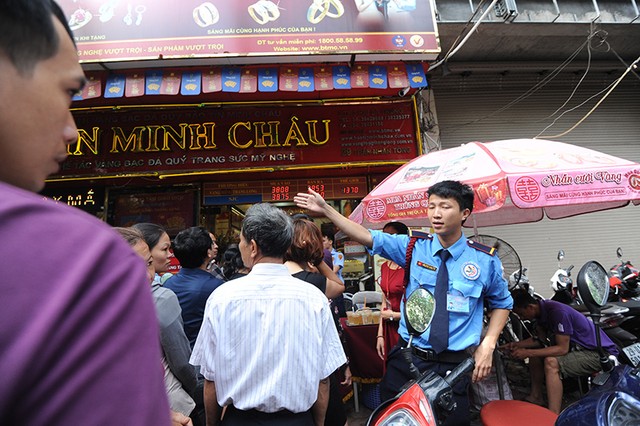 [Chùm ảnh] Vàng tăng vọt, người dân đổ xô xếp hàng chờ mua từ sáng sớm ảnh 6