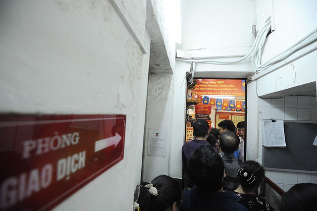 [Chùm ảnh] Vàng tăng vọt, người dân đổ xô xếp hàng chờ mua từ sáng sớm ảnh 12