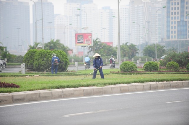 Hà Nội cắt cỏ trở lại: Người dân đỡ cảnh bị cỏ bít lối ảnh 9