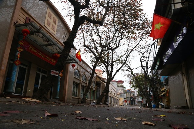 Phố phường Hà Nội vắng vẻ sáng mùng 1 Tết ảnh 9