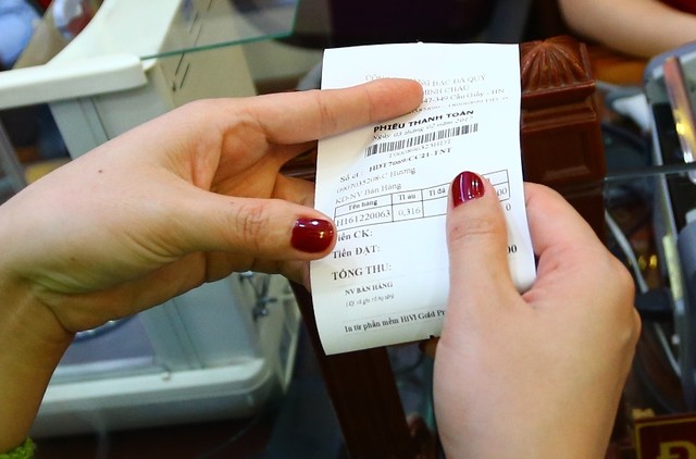 Xếp hàng mua vàng “giấy” trước ngày Thần Tài ảnh 6