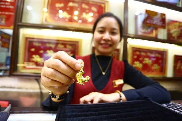 Xếp hàng mua vàng “giấy” trước ngày Thần Tài ảnh 8