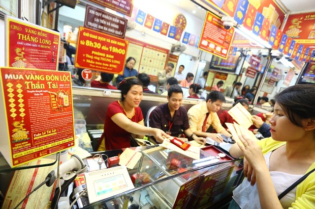 Ôm con nhỏ xếp hàng từ 5h sáng mua lộc Thần Tài ảnh 9