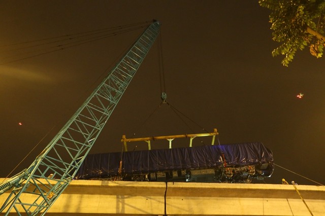 Toa tàu đường sắt trên cao đầu tiên được đưa vào vị trí ảnh 13