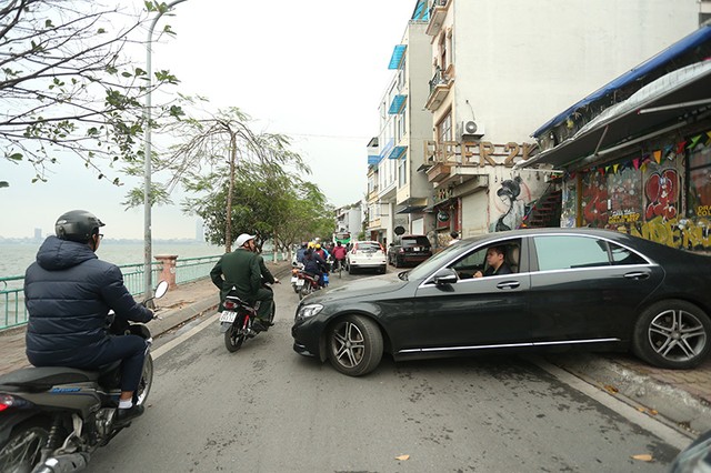 Tắc đường kinh hoàng vì cưỡng chế bến thủy Hồ Tây ảnh 6