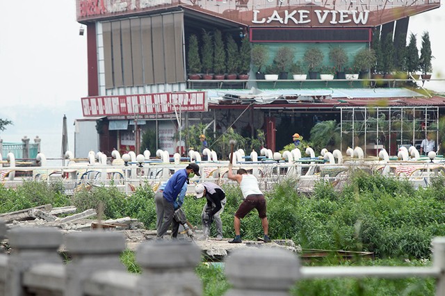 Tắc đường kinh hoàng vì cưỡng chế bến thủy Hồ Tây ảnh 9