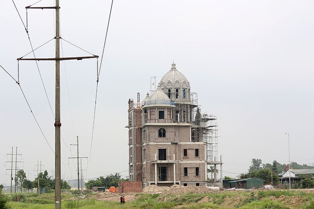 Dê ung dung gặm cỏ gần biệt thự không phép trong Khu đô thị Phú Lương ảnh 9