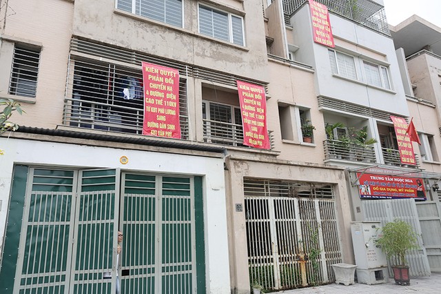 Nhà dân khu đô thị Văn Phú chăng đầy băng rôn phản đối việc hạ ngầm đường điện ảnh 6