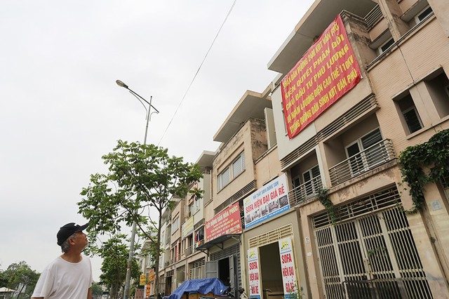 Nhà dân khu đô thị Văn Phú chăng đầy băng rôn phản đối việc hạ ngầm đường điện ảnh 7