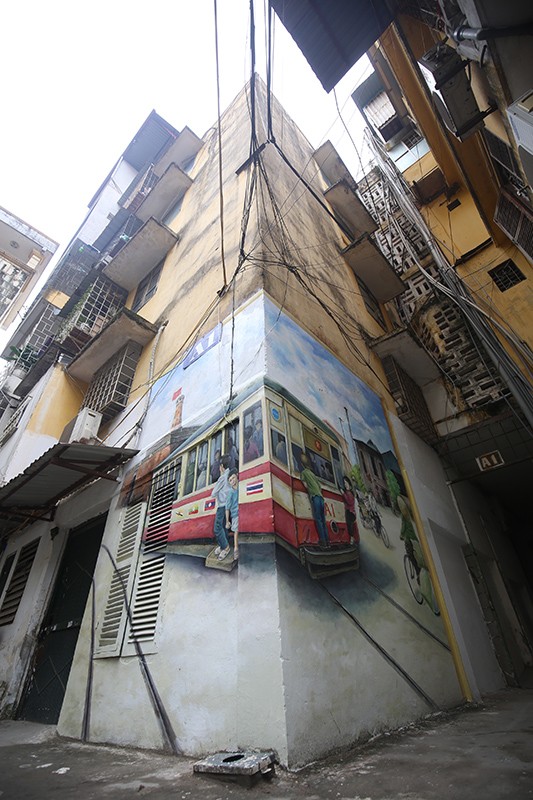 Hà Nội khoác áo mới cho chung cư cũ bằng tranh bích họa ảnh 2