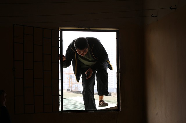 Hà Nội: Thang máy hỏng người dân liều mình đi lối lửng lơ giữa trời ảnh 8