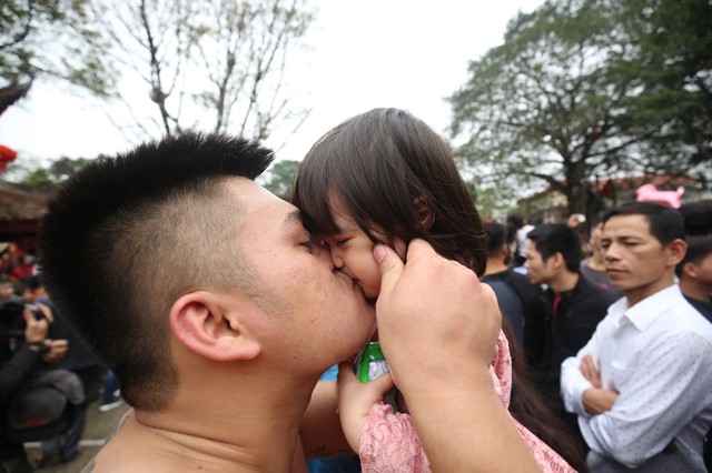 Rước quả pháo khổng lồ tại lễ hội Đồng Kỵ ảnh 12