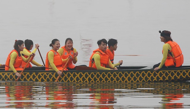 Người Hà Nội đội mưa rét xem đua thuyền rồng ảnh 10