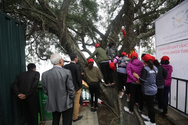 Người Hà Nội đội mưa rét xem đua thuyền rồng ảnh 6