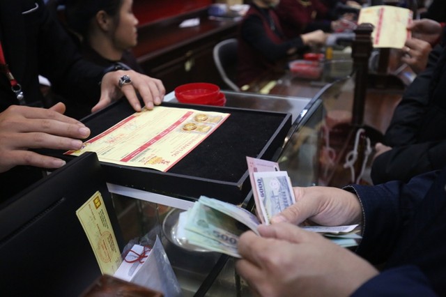 Lại xếp hàng mua vàng giấy trước ngày Thần tài ảnh 10