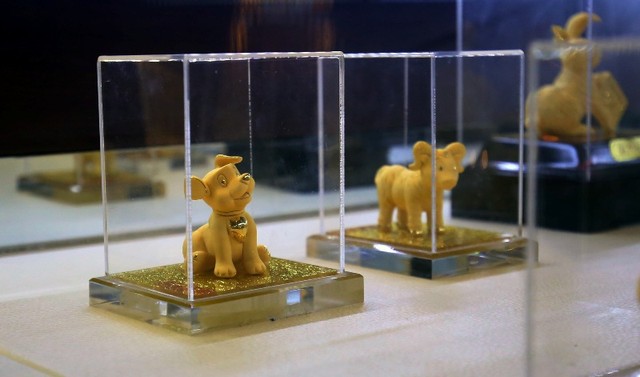 Lại xếp hàng mua vàng giấy trước ngày Thần tài ảnh 9