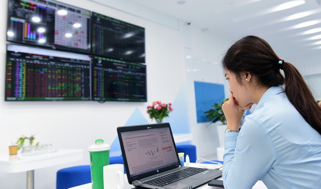 Cũng giống như nhiều người, khá đông nhà đầu tư, môi giới chứng khoán có thói quen để trên bàn làm việc các vật dụng phong thủy, linh vật may mắn, hay đơn giản chỉ là chai nước uống bình thường nhưng phải có màu... xanh lá cây. Nhiều người trang trí bàn làm việc bằng chú mèo thần tài Nhật Bản.