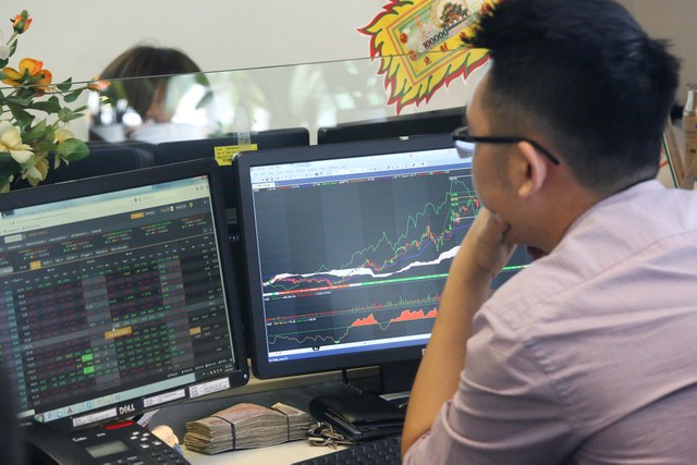 Tiền cũng là vật phẩm phong thủy nhiều môi giới chứng khoán tin tưởng để trên bàn làm việc. Trước khi vào lệnh cầu nguyện cho yên tâm. Không thể thiếu hình ảnh linh vật cóc ngậm tiền trên bàn của người chơi chứng khoán. Ngoài ra, các món đồ kỷ niệm cũng được bày trên bàn của các nhà đầu tư chứng khoán để lấy may. Hình ảnh nhân vật hoạt hình được để giữa bàn của môi giới chứng khoán VNDIRECT. Linh vật cũng được đeo khâu trang phòng chống Covid - 19. &quot;Mê tín tý tẹo mà mã của mình đi lên thì chắc không sao&quot; người chơi chứng khoán chia sẻ trên diễn đàn F319.