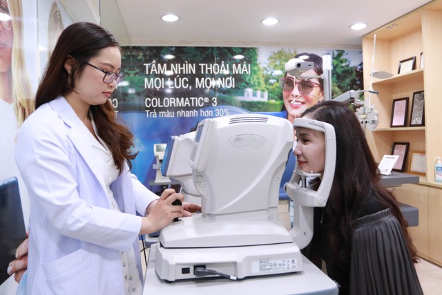 Khách hàng kiểm tra mắt tại hệ thống Hitec Hospital ngày khai trương.