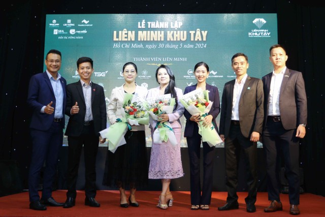 Ban điều hành Liên minh khu tây tặng hoa cho các đối tác tại sự kiện ra mắt liên minh. Ban điều hành Liên minh khu tây tặng hoa cho các đối tác tại sự kiện ra mắt liên minh.