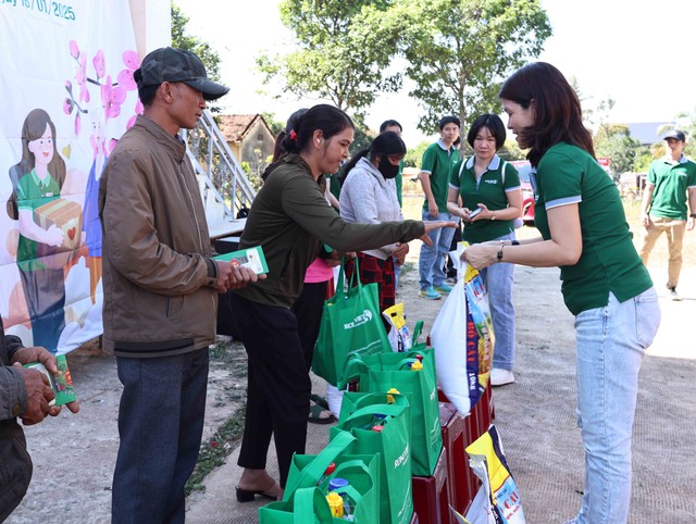 Bà Nguyễn Thị Thu Huyền, thành viên HĐQT kiêm Tổng giám đốc CTCP Chứng khoán Rồng Việt trao quà cho những hoàn cảnh khó khăn Bà Nguyễn Thị Thu Huyền, thành viên HĐQT kiêm Tổng giám đốc CTCP Chứng khoán Rồng Việt trao quà cho những hoàn cảnh khó khăn