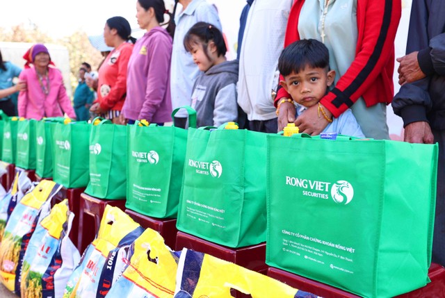 200 phần quà, mỗi phần bao gồm: Gạo, nước mắm, đường... và tiền mặt trị giá 500.000 đã trao tận tay những hoàn cảnh khó khăn 200 phần quà, mỗi phần bao gồm: Gạo, nước mắm, đường... và tiền mặt trị giá 500.000 đã trao tận tay những hoàn cảnh khó khăn