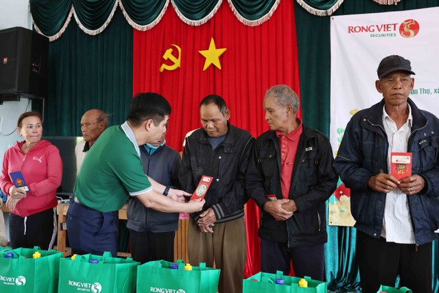 Ông Nguyễn Chí Trung, Thành viên HĐQT CTCP Chứng khoán Rồng Việt trao quà tới những hoàn cảnh khó khăn tại thôn Sơn Thọ Ông Nguyễn Chí Trung, Thành viên HĐQT CTCP Chứng khoán Rồng Việt trao quà tới những hoàn cảnh khó khăn tại thôn Sơn Thọ