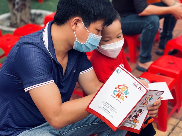 Nội dung về kiểm soát cảm xúc cáu giận tránh gây tổn thương con đã thu hút sự quan tâm đặc biệt và tạo nhiều cảm xúc cho phụ huynh tham dự.