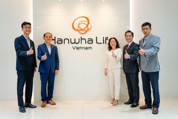 Tổng giám đốc Hanwha Life Việt Nam - Hwang Jun Hwan (ngoài cùng bên trái) và các thành viên trong Ban giám đốc
