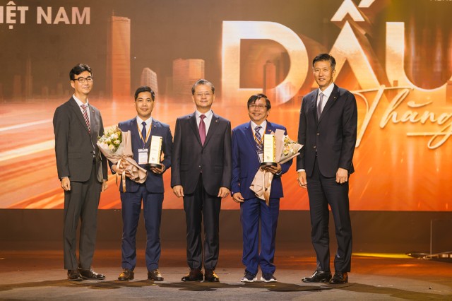 Ban Lãnh đạo cấp cao Hanwha Life vinh danh và tri ân ông Hồ Văn Đức – Giám đốc văn phòng Tổng Đại lý An Nhơn (đứng thứ 2 từ phải qua) trong sự kiện kỷ niệm 15 năm thành lập Công ty