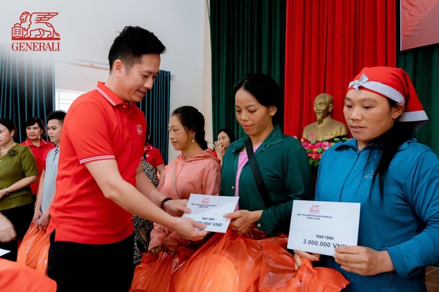Generali Việt Nam cũng trao 50 phần quà trị giá 180 triệu đồng cho các hộ dân xã Tòng Sành, huyện Bát Xát, Lào Cai
