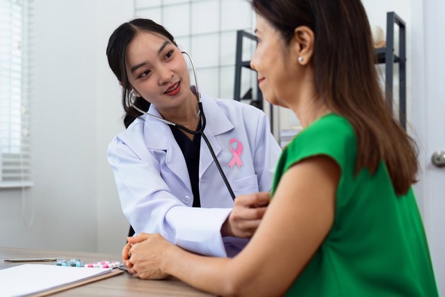 Ung thư vú xếp thứ 4 về số ca tử vong tại Việt Nam, chỉ sau ung thư gan, phổi và dạ dày. Ảnh: Hà Thu Ung thư vú xếp thứ 4 về số ca tử vong tại Việt Nam, chỉ sau ung thư gan, phổi và dạ dày. Ảnh: Hà Thu