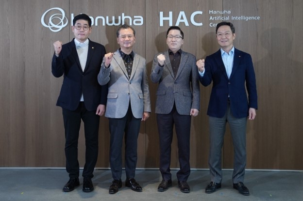 Từ trái qua, lãnh đạo cấp cao của Trung tâm AI Hanwha, Hanwha Life Hàn Quốc, Hanwha General Insurance, Hanwha Asset Management cùng chụp ảnh lưu niệm Từ trái qua, lãnh đạo cấp cao của Trung tâm AI Hanwha, Hanwha Life Hàn Quốc, Hanwha General Insurance, Hanwha Asset Management cùng chụp ảnh lưu niệm