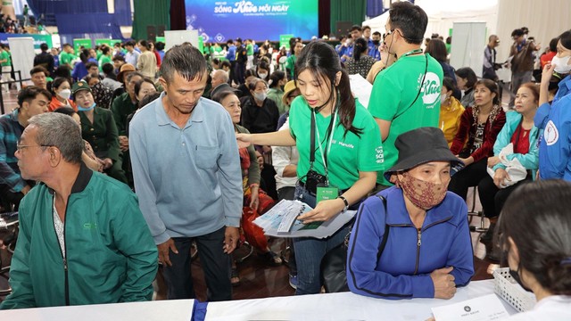 Tình nguyện viên Manulife hướng dẫn người dân tới kiểm tra sức khỏe Tình nguyện viên Manulife hướng dẫn người dân tới kiểm tra sức khỏe