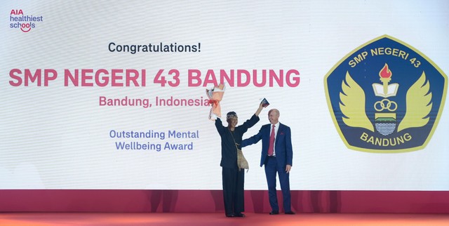 Giải Sức khỏe tinh thần – Trường SMP Negeri 43 Bandung, Indonesia. Học sinh tại đây đã phát triển một ứng dụng di động cho phép báo cáo tình trạng bắt nạt ẩn danh, đồng thời cung cấp các tài nguyên hỗ trợ tâm lý. Sáng kiến đã góp phần tạo nên môi trường học tập an toàn, hòa nhập và nâng cao sự tự tin cho học sinh. Giải Sức khỏe tinh thần – Trường SMP Negeri 43 Bandung, Indonesia. Học sinh tại đây đã phát triển một ứng dụng di động cho phép báo cáo tình trạng bắt nạt ẩn danh, đồng thời cung cấp các tài nguyên hỗ trợ tâm lý. Sáng kiến đã góp phần tạo nên môi trường học tập an toàn, hòa nhập và nâng cao sự tự tin cho học sinh.