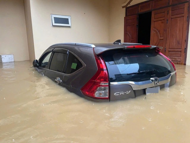 Hiện trường một trước xe ô tô bị ngập nước của khách hàng PTI Hiện trường một trước xe ô tô bị ngập nước của khách hàng PTI