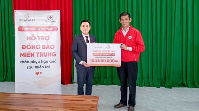 Đại diện Hanwha Life Việt Nam trao khoản ủng hộ đến đại diện Hội Chữ thập đỏ tỉnh Gia Lai