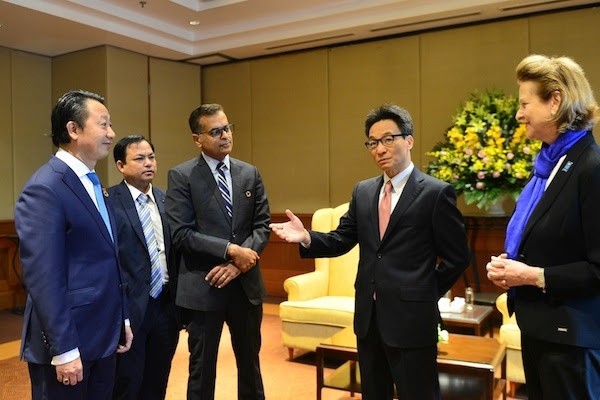 Phó Thủ tướng Vũ Đức Đam chia sẻ với các đại biểu tham dự Diễn đàn Phó Thủ tướng Vũ Đức Đam chia sẻ với các đại biểu tham dự Diễn đàn