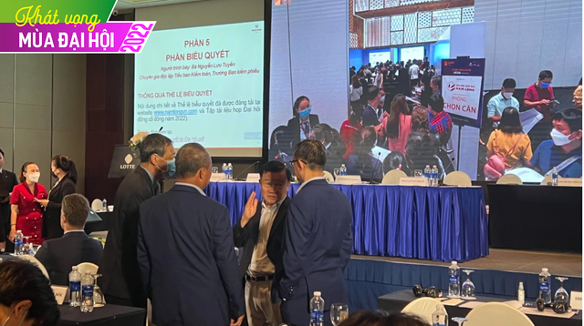 Thành viên HĐQT và nhà đầu tư trao đổi tại ĐHCĐ NLG