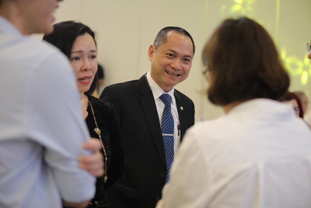 Lãnh đạo FRT trao đổi với các cổ đông Lãnh đạo FRT trao đổi với các cổ đông