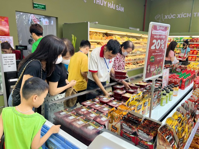 Người tiêu dùng chọn mua thịt ủ mát MEATDeli tại hệ thống siêu thị WinMart WinMart+ Người tiêu dùng chọn mua thịt ủ mát MEATDeli tại hệ thống siêu thị WinMart WinMart+